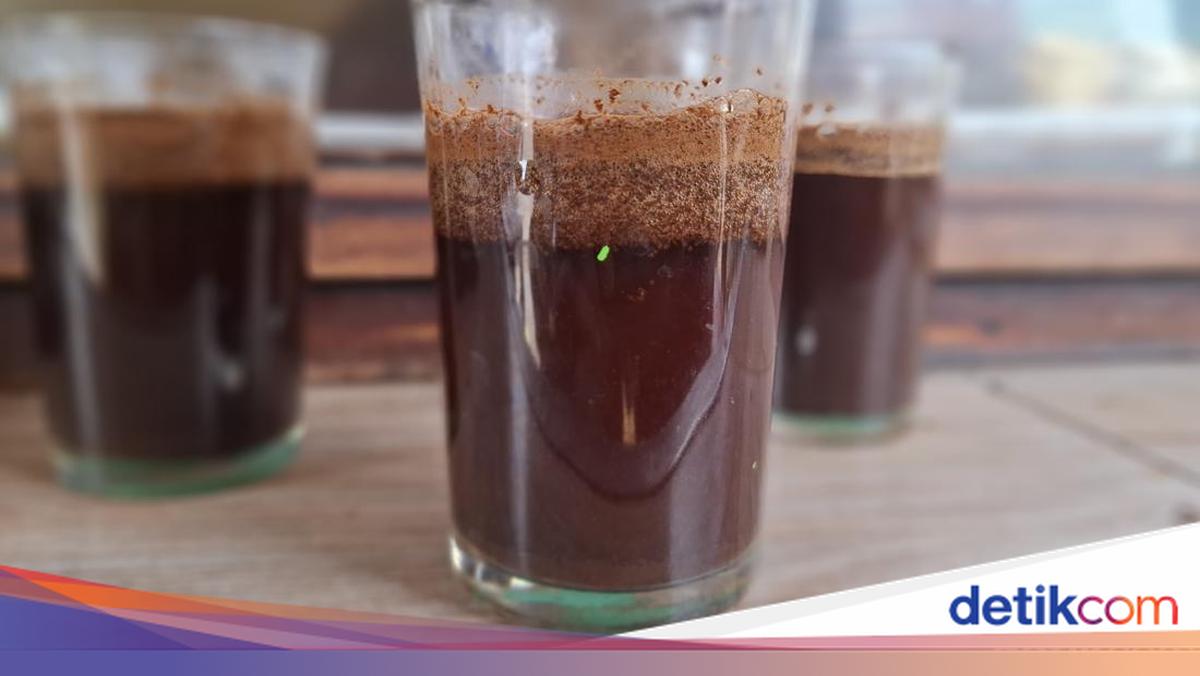 Si Mbon's Tubruk Coffee: Traditional Flavors That Delight Cilacap's Heart