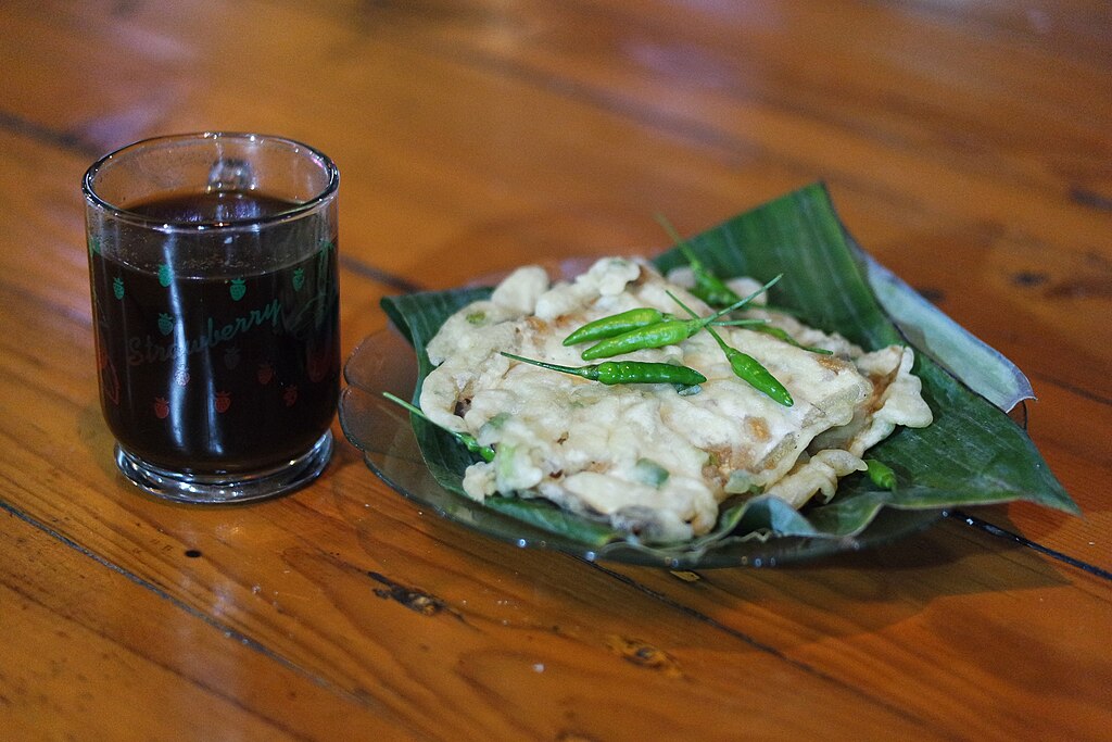 Kopi Tubruk Si Mbon: Rahasia Rasa di Jantung Cilacap yang Tak Pernah Pudar